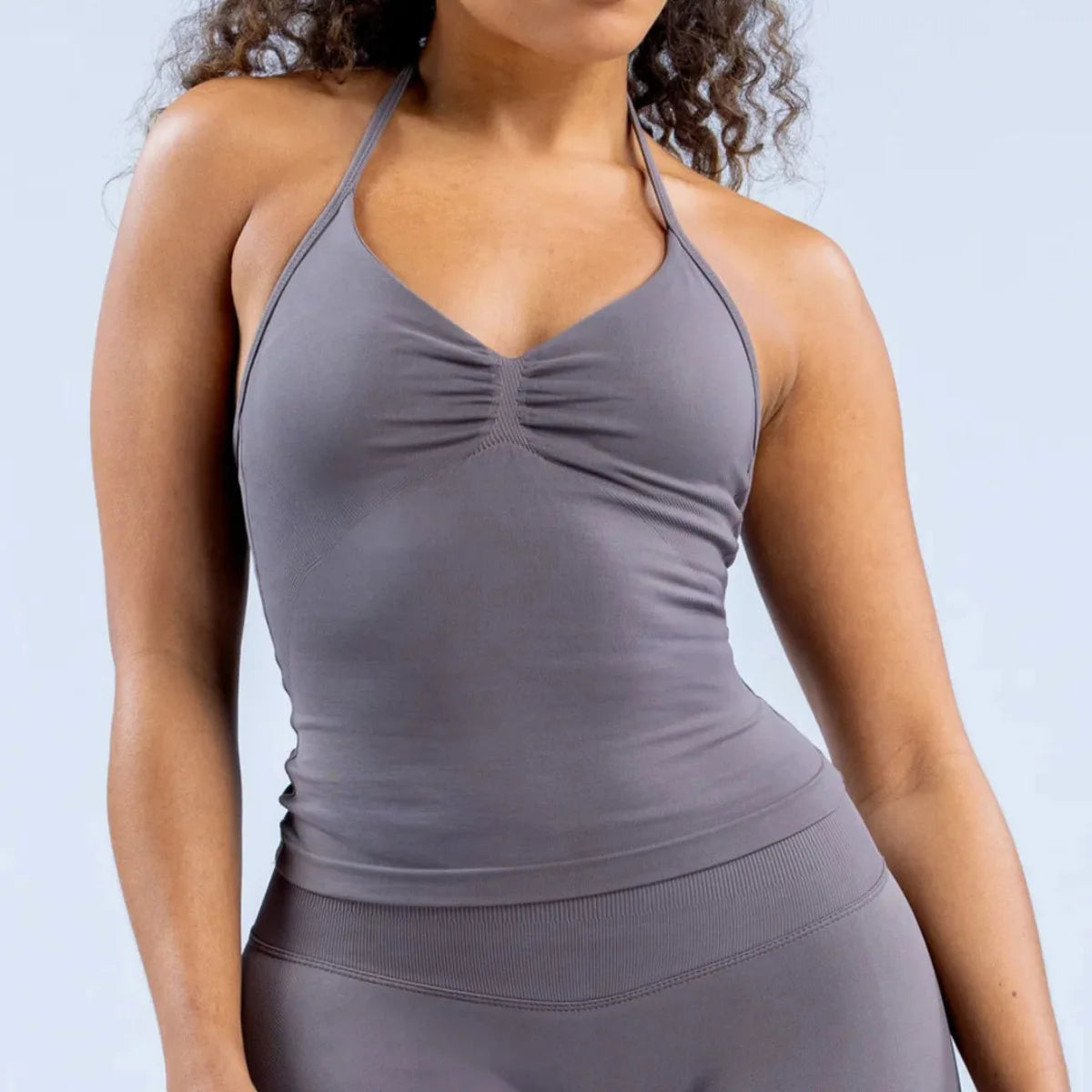 Top deportivo para mujer con tirantes largos, espalda abierta.